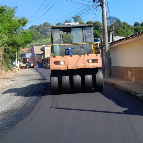 Volta Redonda: aplicação de novo asfalto avança no bairro Açude